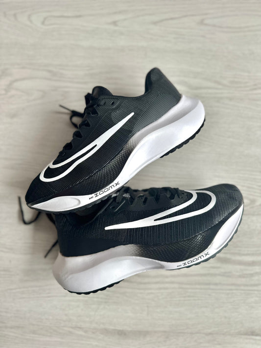 NIKE ZOOM FLY | NEGRA