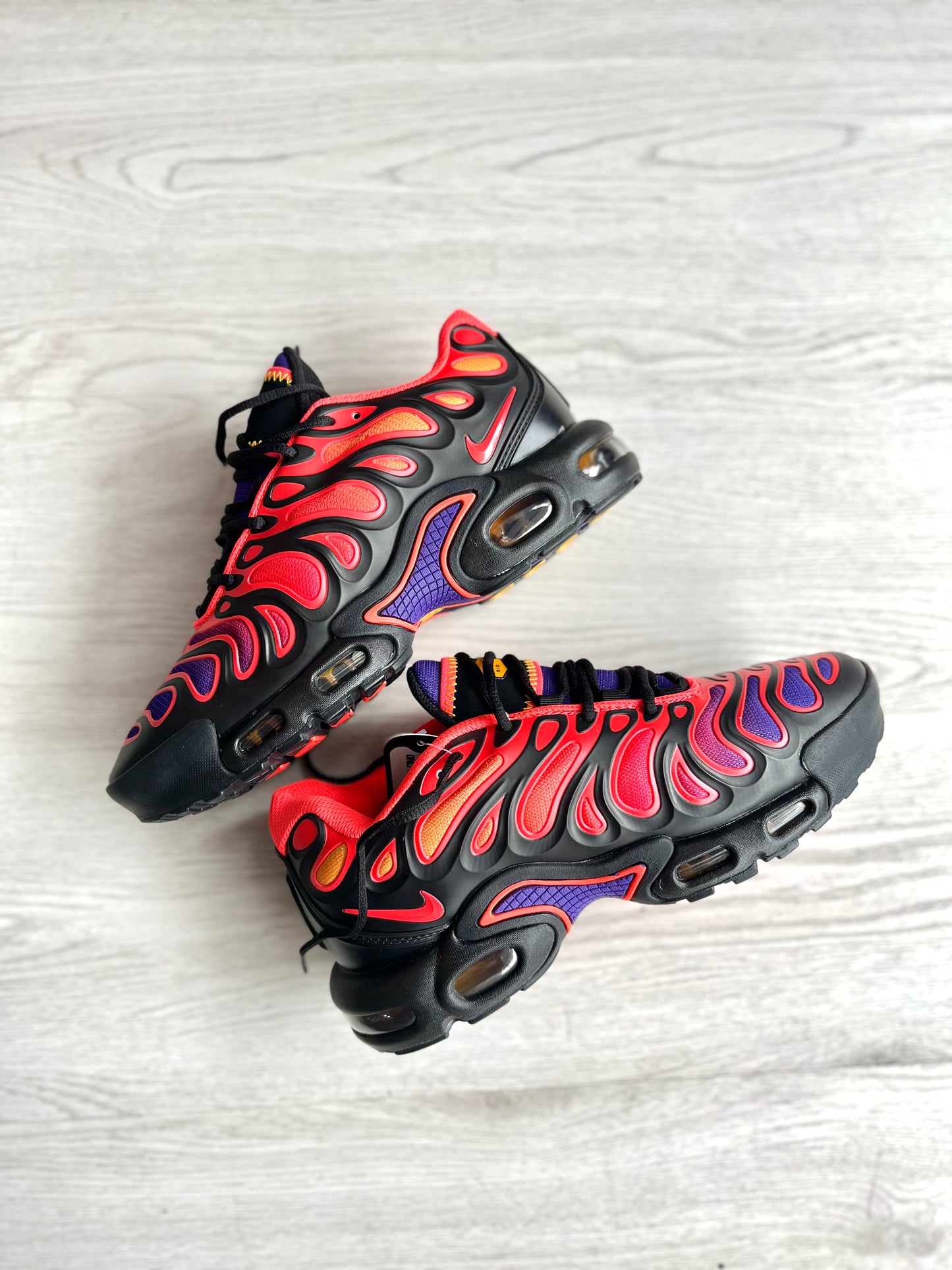 NIKE TN PLUS | NEGRA NARANJA