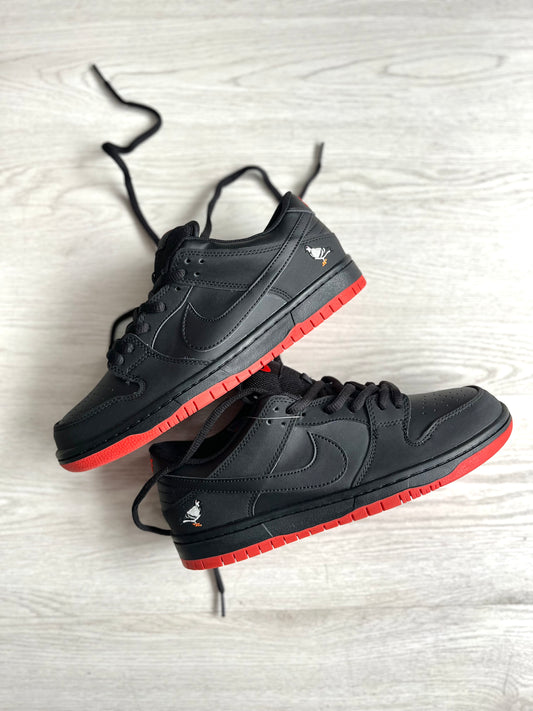 NIKE SB DUNK PALOMA| NEGRA ROJA