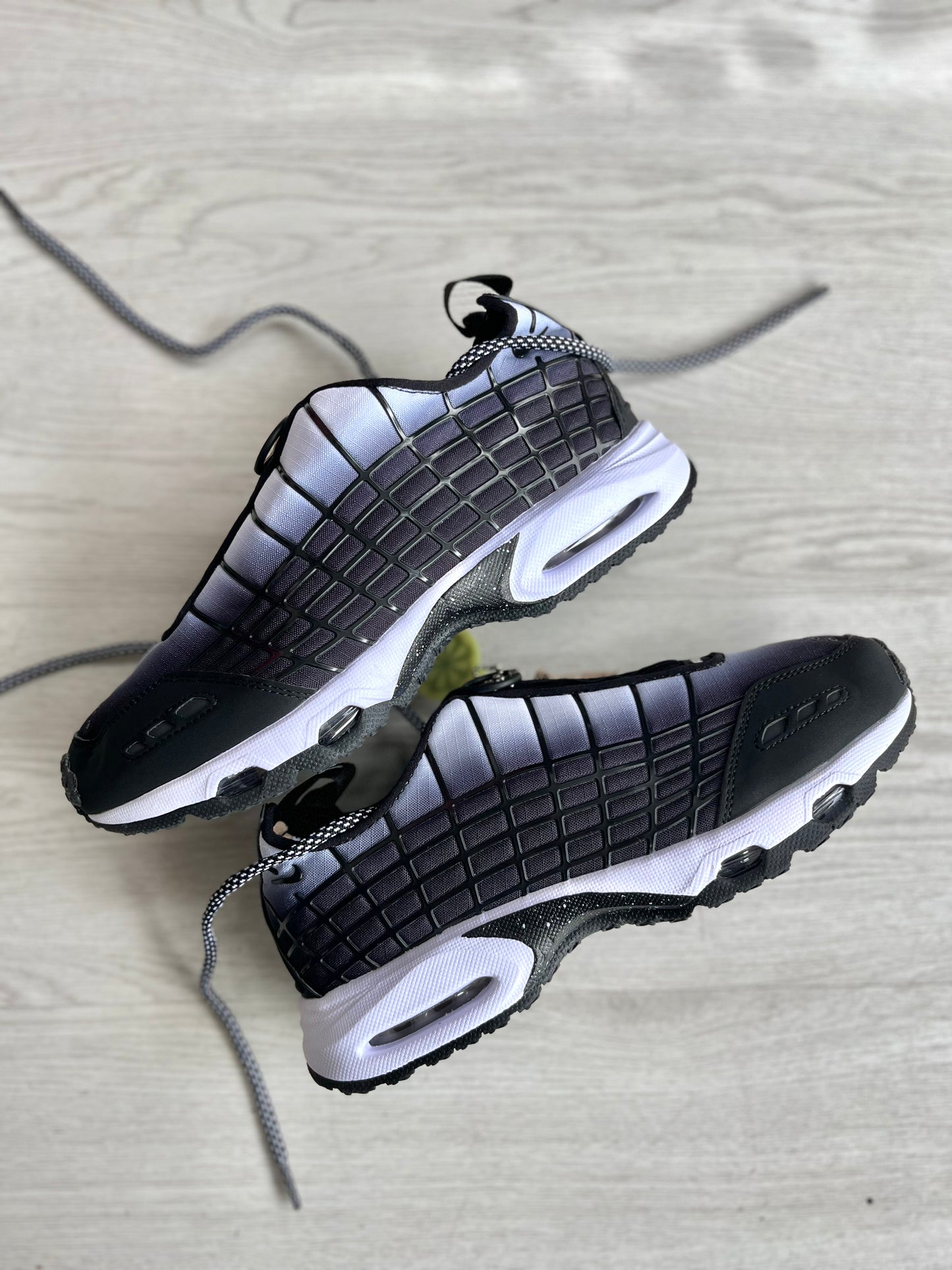 NIKE SUNDER | NEGRA BLANCA