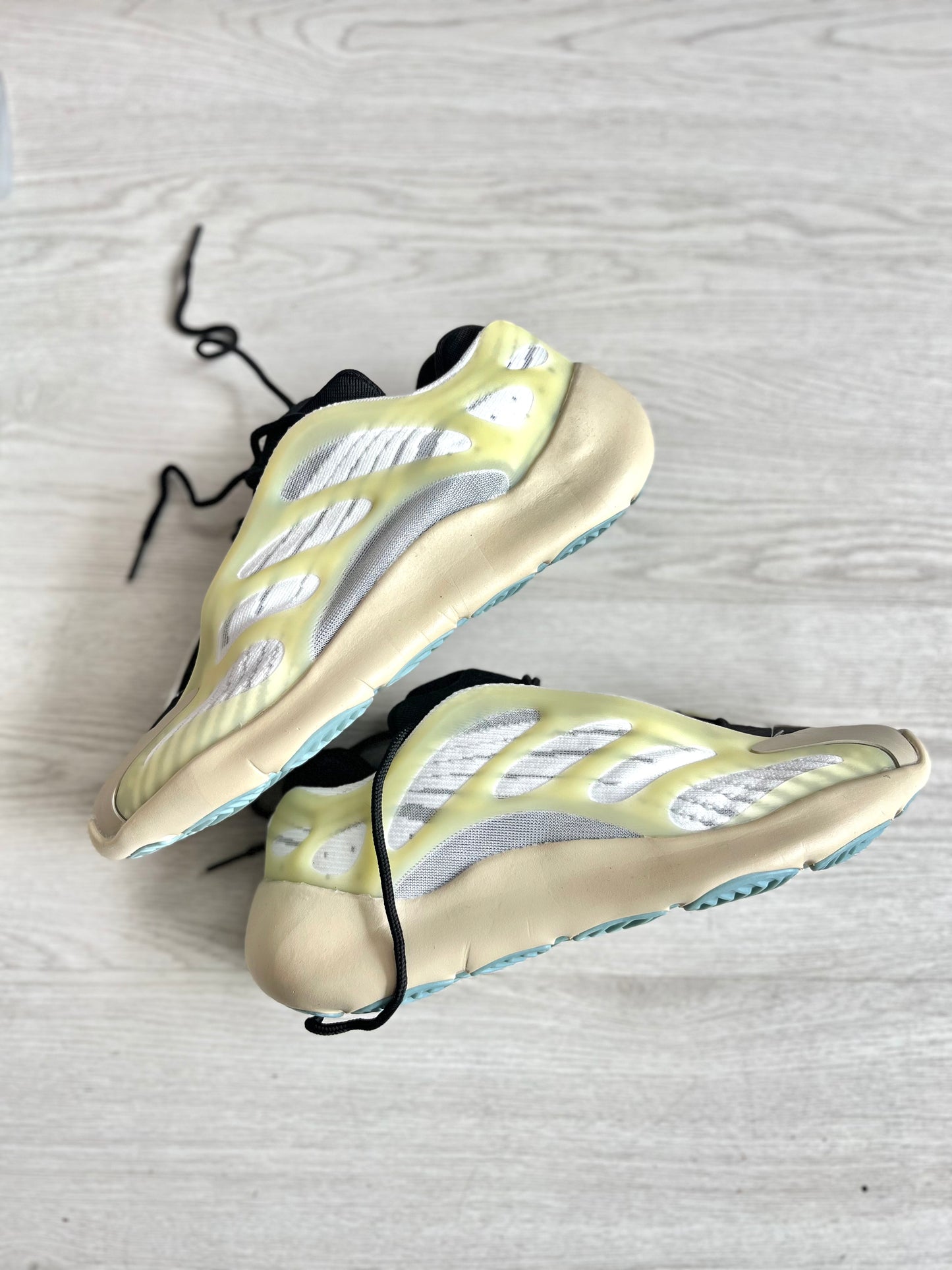 ADIDAS 700 | BEIGE