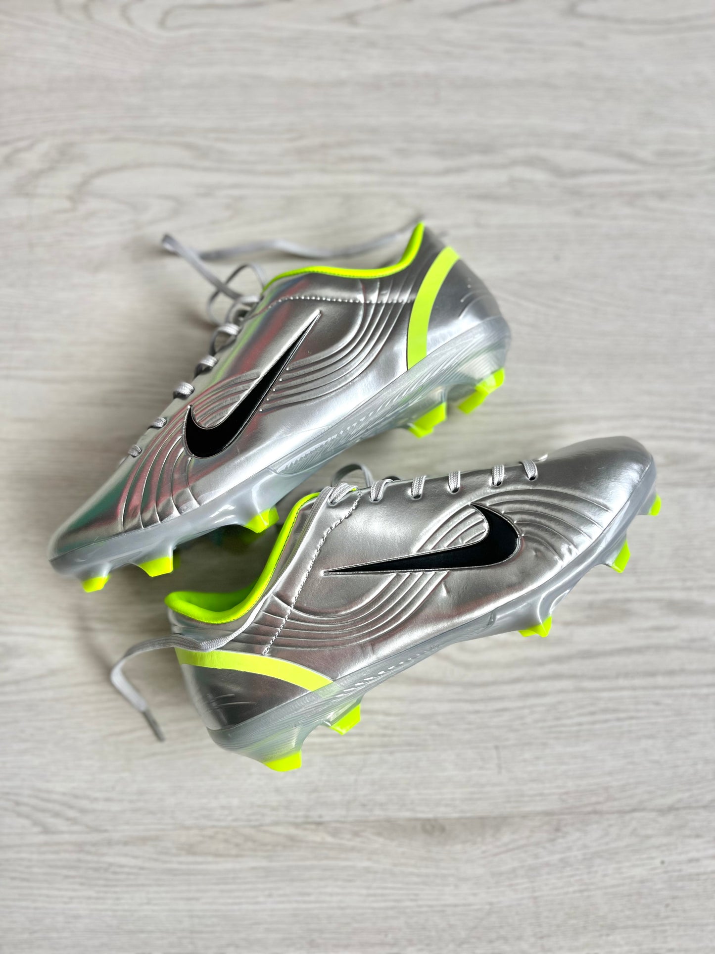 NIKE VINICIUS TACHE | PLATEADO