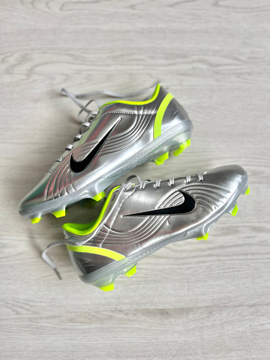 NIKE VINICIUS TACHE | PLATEADO